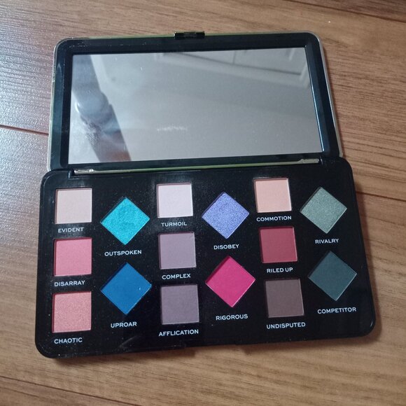 I ❤ Revolution 16 Eyeshadows  Parental Advisory Palette - Picture 2 of 2